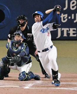 ８回裏２死二塁、代打ブライトが右中間に適時三塁打を放つ