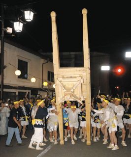 豪快にみこしまくり　木曽・福島で水無神社例大祭