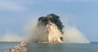 【動画】石川県珠洲市で震度６弱の地震　５人負傷　能登のシンボル見附島が一部崩落
