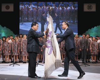 閉会式で大会旗を大石長崎県知事（右）に引き継ぐ古田岐阜県知事＝岐阜市の長良川国際会議場で