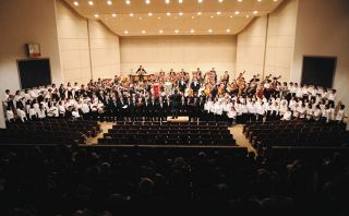 息の合った「第九」で来場者を魅了する出演者＝美濃市泉町の市文化会館で