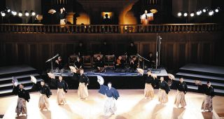 日本舞踊と邦楽囃子、パイプオルガンが共演した新作舞踊「関ケ原」のステージ＝岐阜市薮田南のサラマンカホールで
