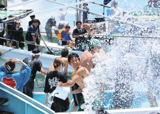 海水かけ合い大漁と海上安全祈る　三重県志摩市の和具漁港で「潮かけ祭り」