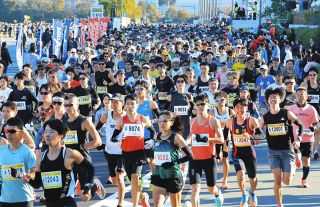 臨場感ある山々の稜線 名古屋で日本画・浅野忠さん個展：中日新聞Web