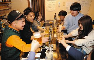 人生哲学や恋話…仲間と徹夜で　三重大生運営のバー「バズーカ」、一軒家で再開