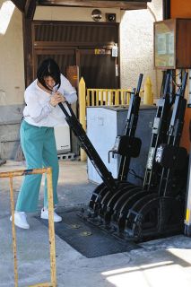 操作体験で駅員気分　恵那・明知鉄道岩村駅の「腕木式信号機」
