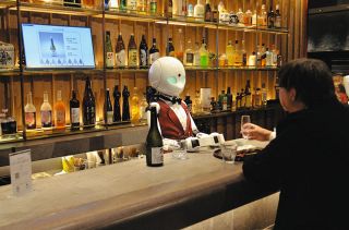 カフェ内にあるスナック。ロボットが接客している＝東京・日本橋で