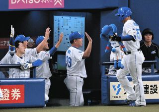 中日ドラゴンズ 山下斐紹 手袋 着用 IQ57C3NXTJN5TLTR7KUJ7AEF24.jpg