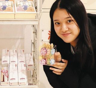 飯田の水引、門出を飾る　津田塾大の卒業式で帯挿しを販売