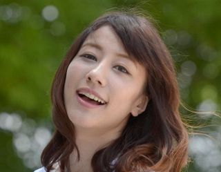 ダイナマイトセクシー？！ 村重杏奈、タイトなホルダーネック姿に