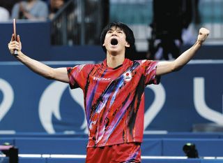 「今日は俺が主役だ」　強心臓の戸上隼輔が魅せた！卓球男子あと１勝でメダルに
