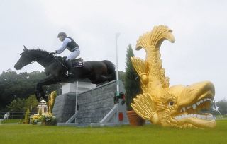 「シャチホコのギラギラ感がたまらなく名古屋」 アジア大会、馬術の障害に注目が集まる 「ほんとに名古屋城」「市庁舎も…」