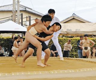 はっけよ～い のこった！　津で相撲大会、7府県の小学生が熱い戦い