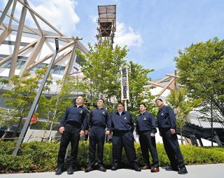 奇策で翔猿が白鵬に初挑戦、組まず距離を取るが投げ飛ばされる【大相撲