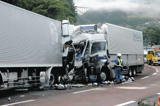 大型トラック同士が正面衝突、双方の運転手死亡　岐阜・中津川の国道19号