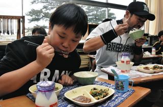 飯田市小中学校「給食おいしい」　「焼肉月間」に合わせた献立に笑顔