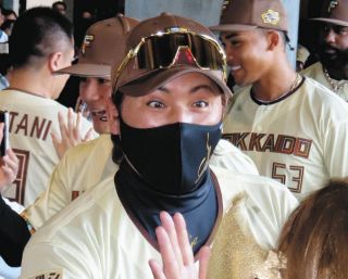 日本ハム】郡司裕也の折れたバットが球審の側頭部を直撃『 ヘルメット