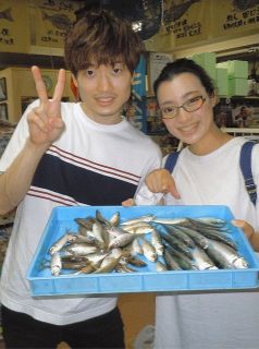 サビキ釣果にＶサインの清水さん（左）と小沢さん
