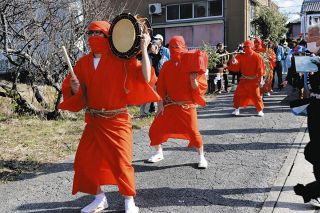 厄男、豊作願い練り歩く　西尾で天下の奇祭「てんてこ祭」