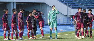 丸岡 攻勢も堅守崩せず 全国高校サッカー 中日新聞web 丸岡 攻勢も堅守崩せず 全国高校サッカー 中日新聞web
