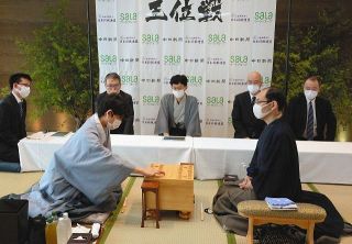 将棋の王位戦“最年長vs最年少”始まる 藤井七段は2度目和服、白い着物にライトグレーの羽織