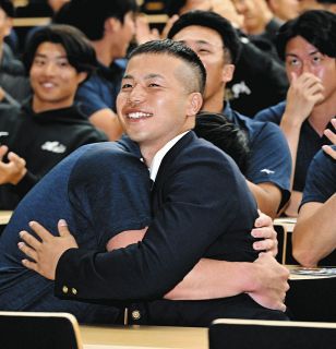 中日3位・前嶋藍より目立ってる！？ 指名の瞬間、隣で『藍』うちわ持ち号泣する“マッチョなチームメート”に大反響「もらい泣き」「いいやつすぎる」