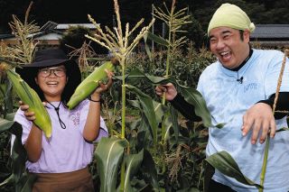 景品は芸人と収穫したトウモロコシ　売木村公募の写真コンテスト表彰式