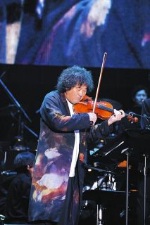 貸し切りで宝塚星組公演開催「にしたんクリニック」西村社長、宝塚歌