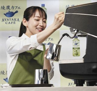 吉岡里帆、カフェ店員風エプロン姿披露 「こだわり、工夫がある」と抹茶ラテの新商品をPR