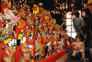 素朴な味わいが魅力、代々伝わる土びな展示　阿南町の宮下家住宅
