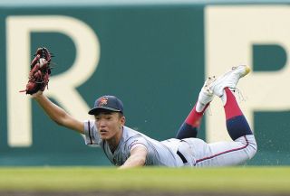 写真】引退試合で握手をかわす中日・郭源治とイチロー：中日