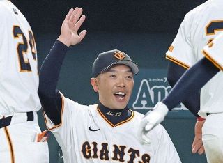 松井秀喜さん背番号55ユニでセレモニアルピッチ 巨人「長嶋茂雄