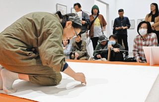 復興へ 羽ばたけ不死鳥　21美でライブペインティング