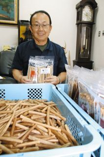 捨てられるシカ革、犬用ガムに変身　飯田の皮革製造会社、独自製法で開発