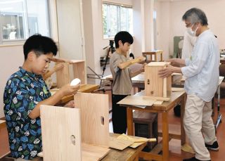 日本画や木工などアートに親しむ　飯田で小中生が地域の芸術家から指導