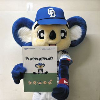 中日】「THANK YOU」「SHO NAKATA」中田翔引退Tシャツを着用し本人を