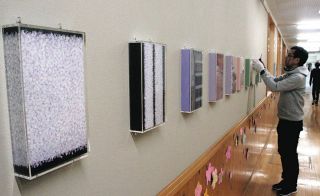 学校廊下に“花街道”現る　南木曽小に町ゆかりの画家・故広瀬さんの作品寄贈