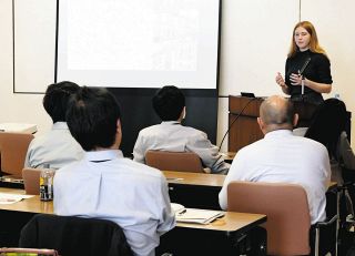 瑞穂市役所の職員研修で、空き家について話すジュリさん（奥）＝瑞穂市役所巣南庁舎で
