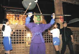 刀ややりを手に「やー！」　長寿寺の伝統行事「鬼走り」を小学生が体験