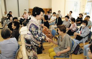 歌とトークで魅了　演歌歌手・あや乃さん、津市南が丘地区のサロン活動に来演