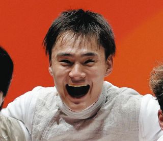 「すごい！お二人そっくり」アジア大会『金』のフルーレ剣士、ポーランド出身の妻と『ラブラブ密着メダル』に、ファン「見てるだけで幸せ」