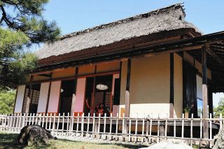国宝彦根城の庭園・玄宮園、茶屋「鳳翔台」のかやぶき屋根が34年ぶりにふき替えへ　
