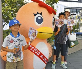 うながっぱうちわの人気熱く　多治見市で200枚配布に長い列
