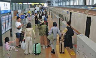 近くなった、駅が新鮮　北陸新幹線開業後、初の大型連休で利用者
