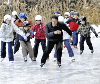 待ってました！ため池リンク　中津川・川上小でスケート授業始まる
