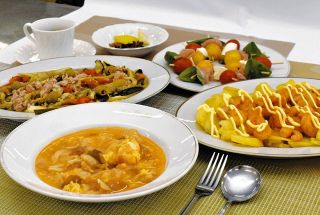 「料理には食材と愛を入れて」彩り豊かにスペイン料理　外国語講師招き三重短大で調理実習