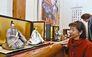 ガラスや陶製のひな人形　土岐で市内外の作家4人展
