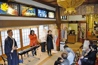 本堂に竜神のステンドグラス　一宮・妙君寺で完成記念ピアノコンサート
