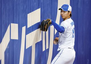 中日1位ルーキー・金丸夢斗、2軍キャンプで初ブルペン ボール