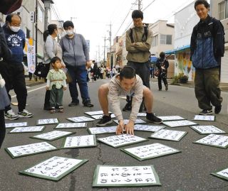 デカ百人一首や演奏で交流　高校生ら企画運営、伊那北駅前で祭り